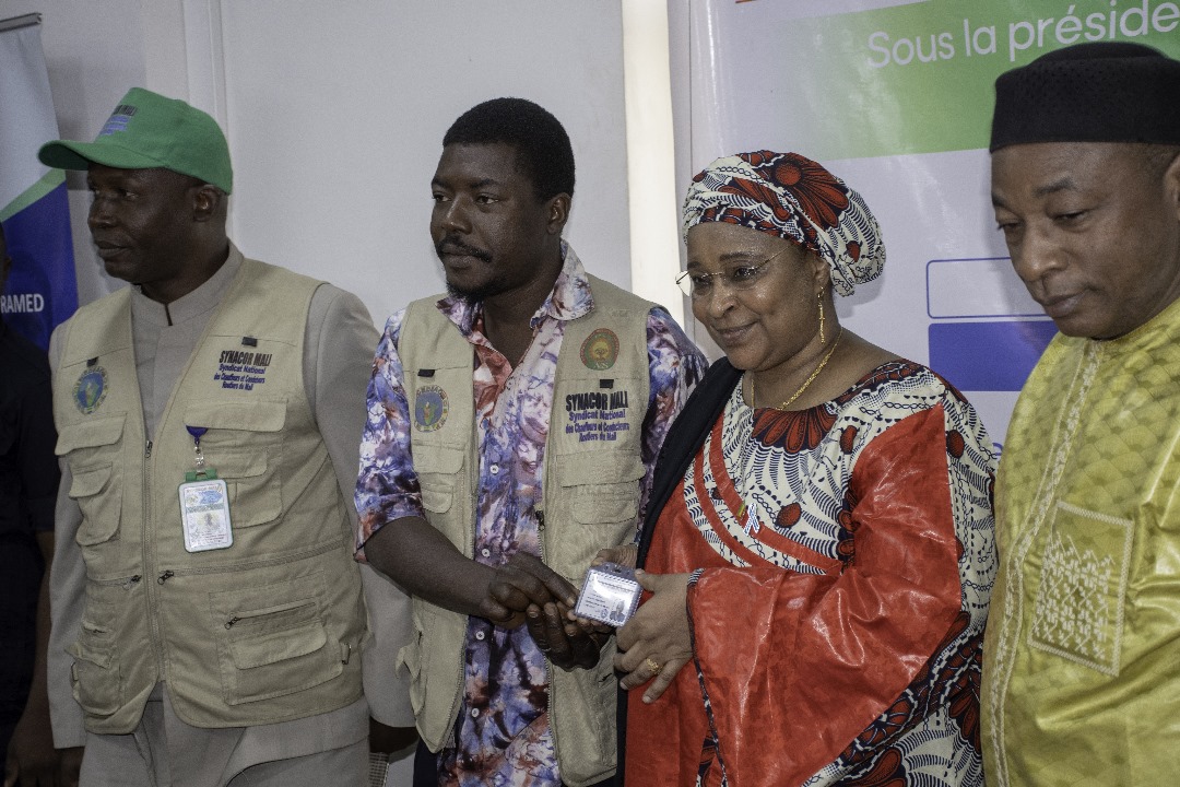 Remise des cartes RAMED aux chauffeurs: un acte de justice social salué par les syndicats 